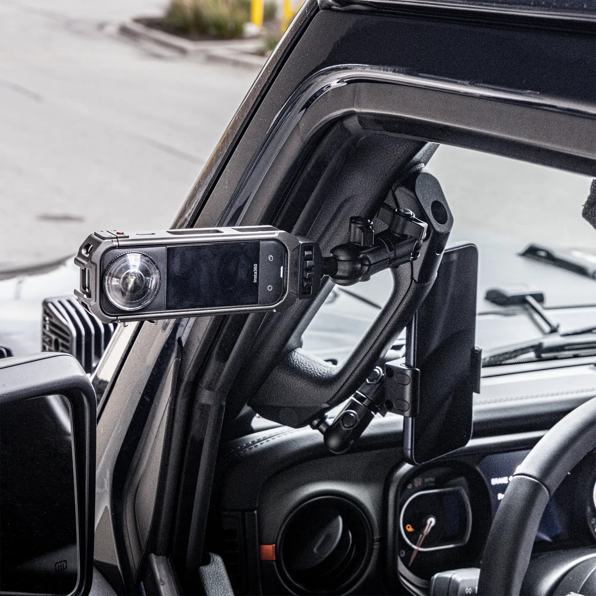 2024+ Jeep JL, Gladiator, and 4XE LINK™ Grab Handle Mount With Qi2.2/MagSafe Charging & Cooling Phone Holder | 3.5" Arm