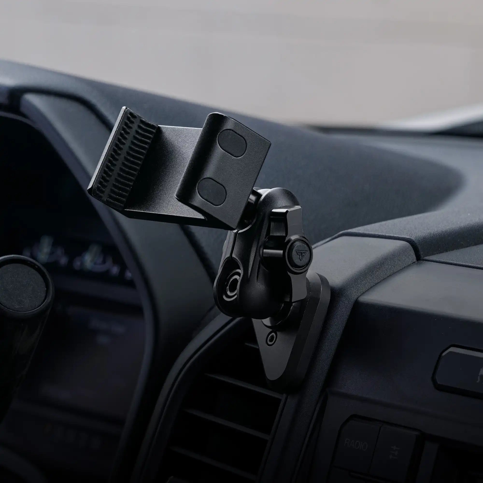 ‘15-‘20 Ford F-150, ‘17-‘22 Super Duty, ‘18-‘21 Expedition LINK™ Vent Mount with 20mm & 17mm Metal Ball